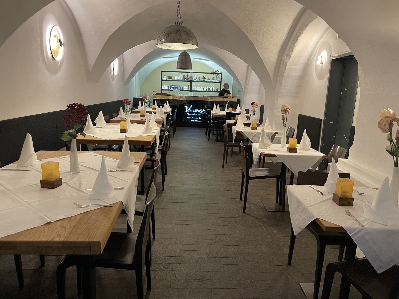 Stimmungsvolle Atmosphäre in der Trattoria Da Vincenzo – gedeckte Tische, warmes Licht, süditalienisches Flair